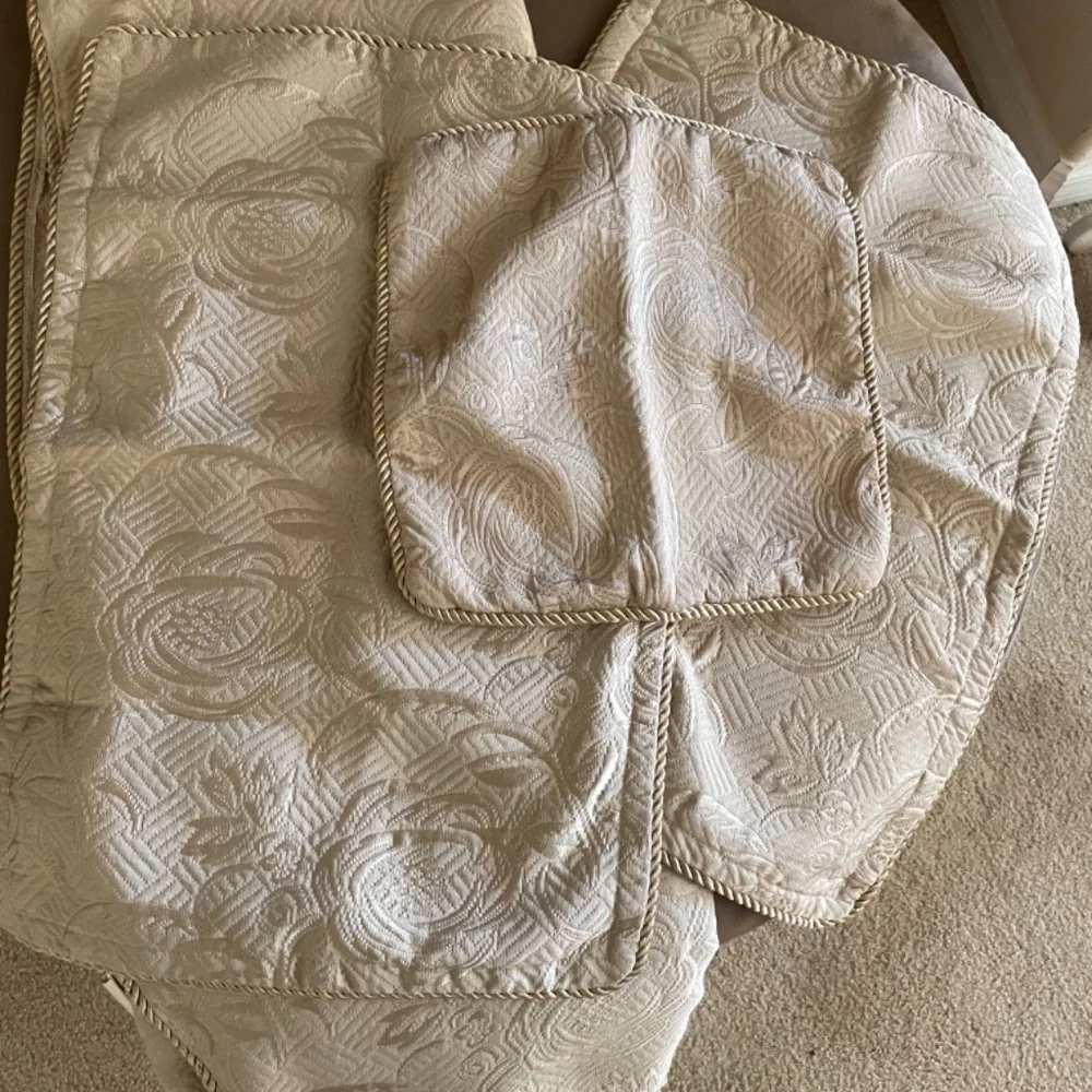 Full/queen coverlette matalasse with 2 shams and throw pillow cover